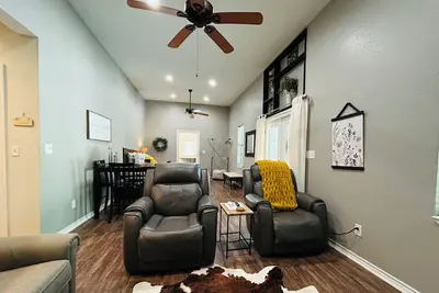 Image de Cozy, Piney Woods Barndo Studio in Silsbee--4 minutes from town.