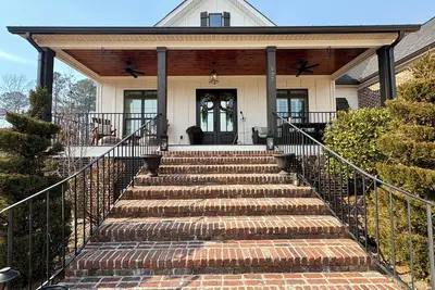 Image de Beautifully designed Masters home rental on golf course neighborhood in Evans.