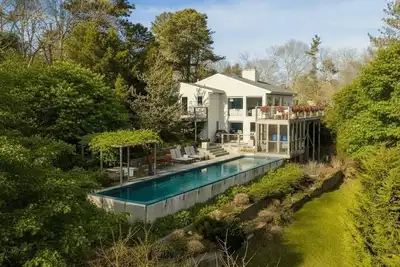 Image de Classic Southampton Home, Heated Pool, Close to the Beach, Perfect for. . .