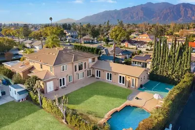 Image de Stylish home with fun amenities