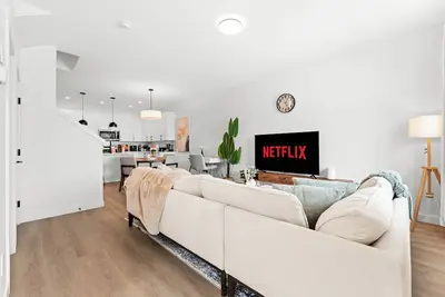 Image de Cozy Modern 3bdr 6 Mins to West Edmonton Mall | Private, Family & Work Ready