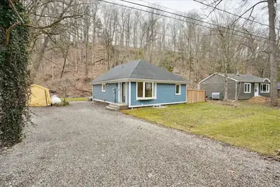 Image de Creek Side Cottage - Hot tub, hiking, games