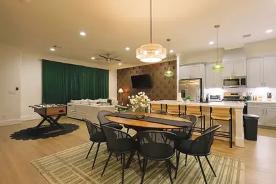 Image de Skyhaus/3BRs/Fifa/Sleeps 16/Nrg/Rooftop/3. 5 Bath