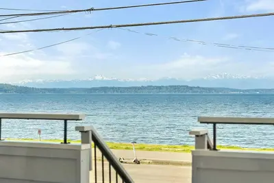 Image de Luxury Waterfront Living with Sweeping Bay & Mountain Views