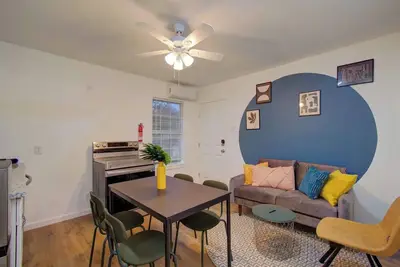 Image de 2br Houston Haven, Playground, Prime Location