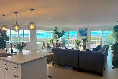 Image de Large lakeview house in approx 2. 5 acre lot