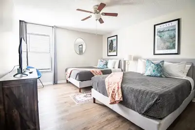 Ridge Retreats Unit A: King Bed/Hilltop View/TVs