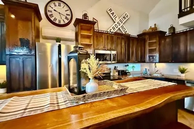 Image de Waterfront Property w/dockage-sleeps 10!