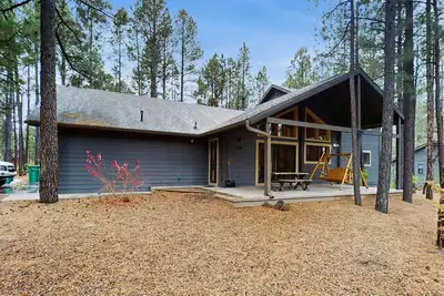 Image de Spacious home with ping-pong, grill, patio, fast WiFi, & washer/dryer