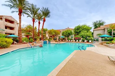 Image de Condo with on-site pool, clubhouse, movie theater, & pedestrian paths
