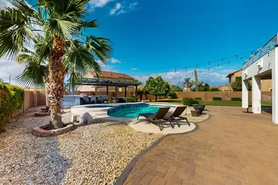 Image de Luxury home with pool & pool spa, ping-pong, fire pit, & Bbq grill - dogs ok