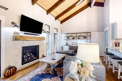 Image de Bohemian condo with updated interior, work desk, fireplace, & mountain views