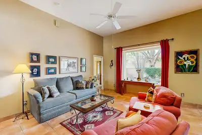 Image de Comfortable getaway with hot tub, pool, private Bbq & full kitchen