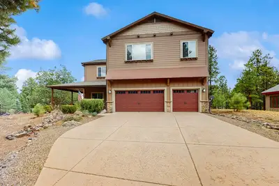 Image de Spacious home w/ game room & large covered patio - access to shared pool/hot tub
