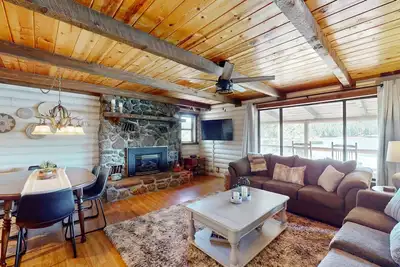 Image de Modern lakefront cabin with bbq, gas fireplace, amazing views
