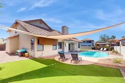 Image de Stunning two-story home with pool, pool table, Ping-Pong table & patio