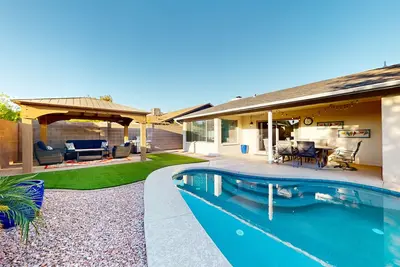 Image de Updated home with enclosed yard, pool, grill, full kitchen, games, W/D, & Ac