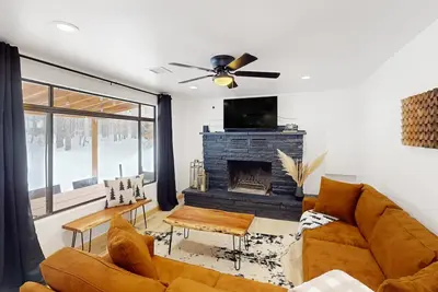 Image de Updated cabin with lovely views, chef's kitchen, central Ac, W/D - dog-friendly