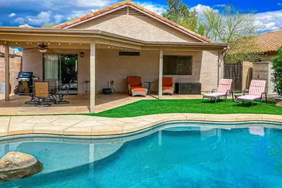Image de Desert charmer with enclosed yard, heated pool, smart TVs, W/D, & full kitchen