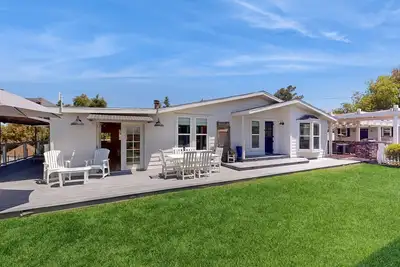 Image de Opulent vineyard villa with private hot tub & guest suite