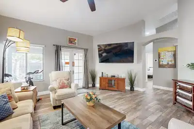 Image de Modern home with large yard, mountain views, & convenient location