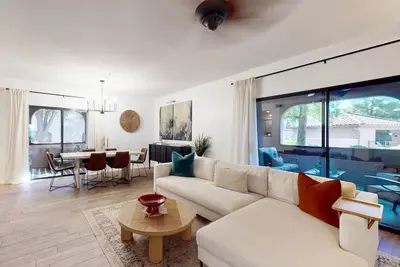 Image de Modern ground-level townhome with two screened patios, grill, pool & hot tub