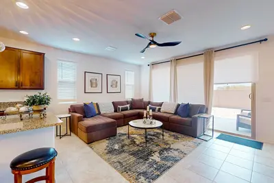 Image de Modern 55+ home with community pool, clubhouse, gym, pickleball