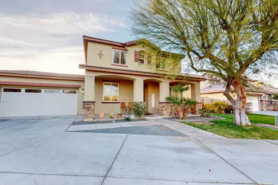 Image de Spacious escape with enclosed yard, outdoor living, pool table, & fireplace