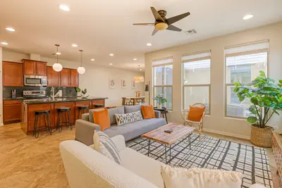 Image de Quaint home walking distance to Superbowl with patio, Ac, W/D & pool access