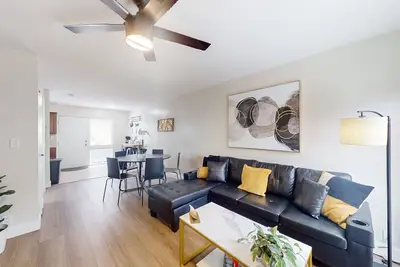 Image de Bright Condo on 1st floor w/ 2 levels - patio, shared pool & laundry room