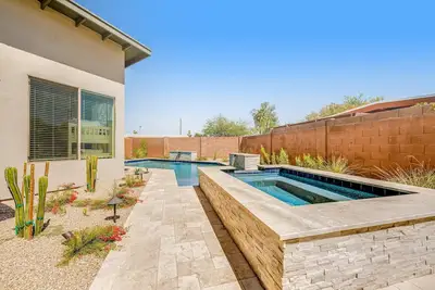 Image de Stylish home with pool & spa, ping-pong table, WiFi & fireplace - great location