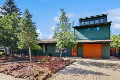 Image de Spacious home w/ large yard, deck, mountain view, fire pit & grill