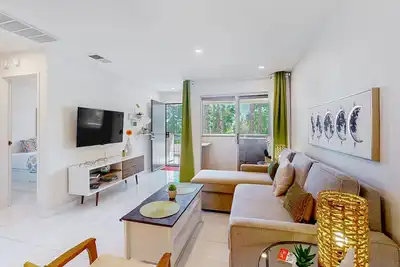 Image de Bright & modern dog-friendly oasis with pool, tennis courts, balcony, & A/C