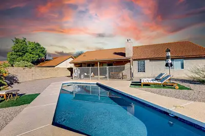 Image de Charming & sunlit villa with private pool, patio, & firepit - near golf & trails