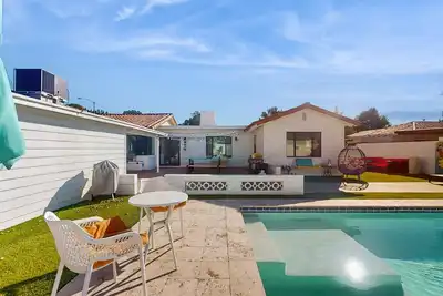 Image de Sunny downtown home with private pool, hammock, enclosed backyard, grill, patio