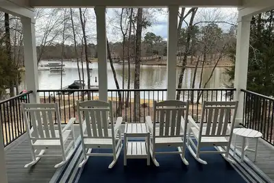 Image de Lakefront Charm on Lake Oconee