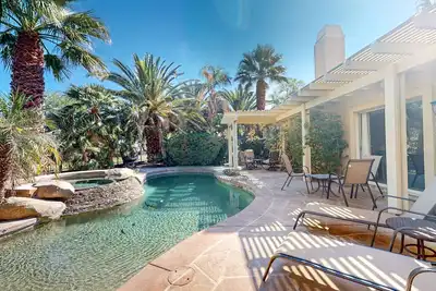 Image de Snowbird-friendly house with mountain view, pool, on-site golf, and central Ac