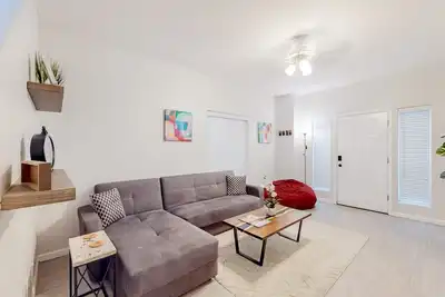 Image de 2-story home near downtown with outdoor pool, private patio, streaming, W/D, Ac