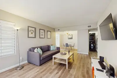 Image de Beautiful renovated condo w/ community pool, private W/D, central A/C