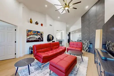 Image de Modern Luxury Condo in a gated community with shared pool & hot tub