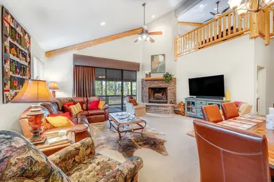 Image de Hideaway in the pines with pool table, covered deck, fireplace, grill, & W/D