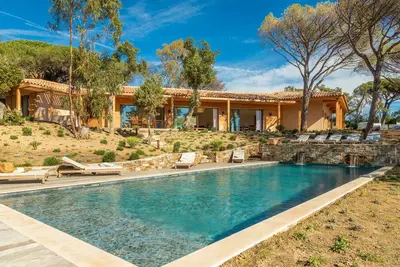 Image de Villa Ramatuelle à mi-chemin entre Pampelonne et le centre de Saint-Tropez