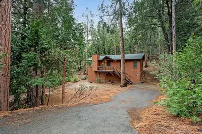 Image de Secluded Dog-Friendly Cabin w/Wood Fireplace, Deck, Private W/D, Mtn Views