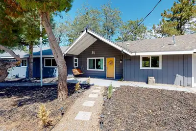 Charming home with full kitchen, fireplace, grill, & viewing deck