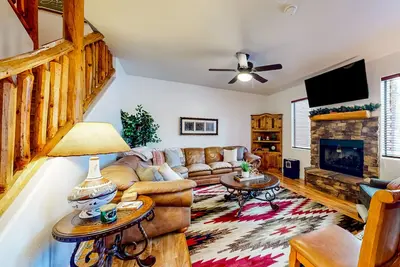 Image de Two-story cabin with furnished decks, fireplace, washer/dryer, & central Ac