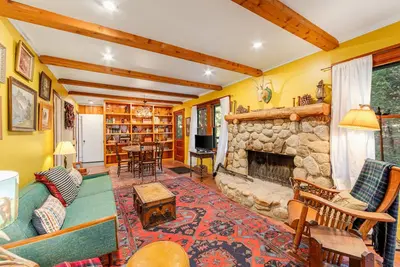 Image de Serene & cozy vintage 1950s cabin with fireplace & washer/dryer