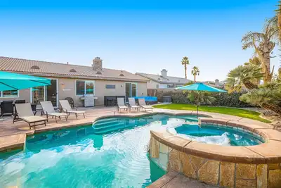 Image de Dazzling retreat w/ a pool, grill, firepit, game room, & W/D - snowbird friendly