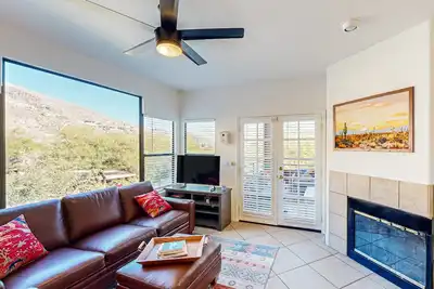 Image de Bright condo with balcony, shared  pool & hot tub, central Ac, fireplace