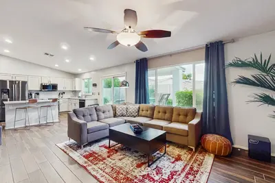 Image de Inviting home with patio, enclosed yard, fireplace, office, streaming, W/D, Ac