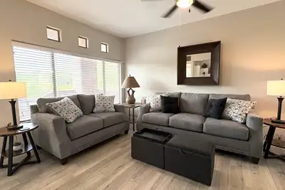 Image de Lovely condo with patio, desert views, pool, hot tub & gym